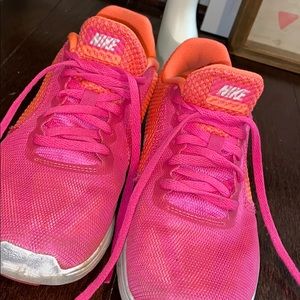 Women’s NIKE tennis shoes!